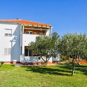 Mirela Apartman